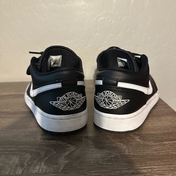 Women’s Jordan’s - Picture 3 of 3